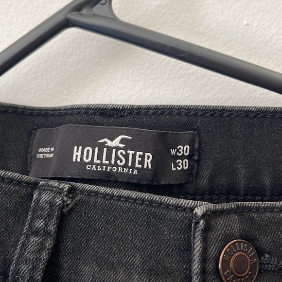 It is a black hollister w30 and L30 pants - Picture 3 of 3